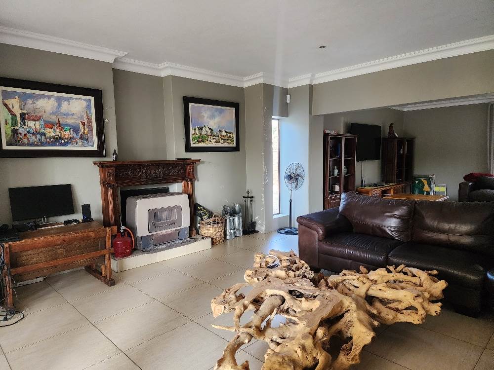 4 Bed House in Leeuwfontein photo number 14