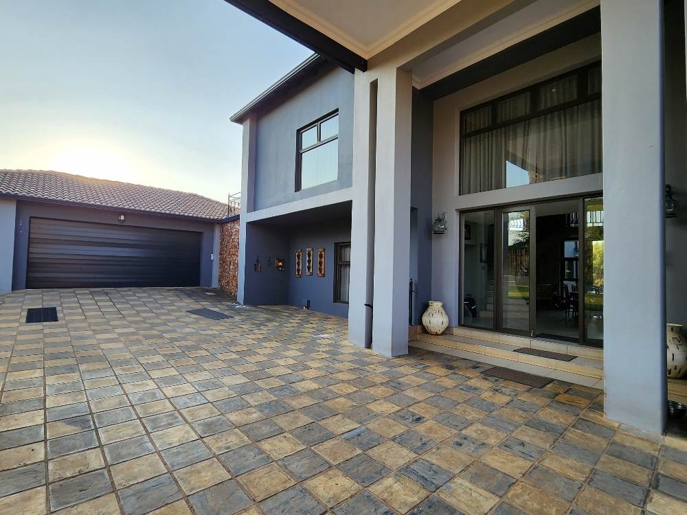 4 Bed House in Leeuwfontein photo number 3