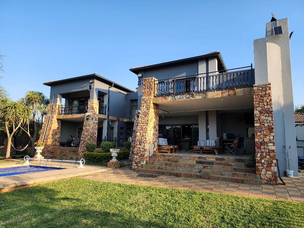4 Bed House in Leeuwfontein photo number 1