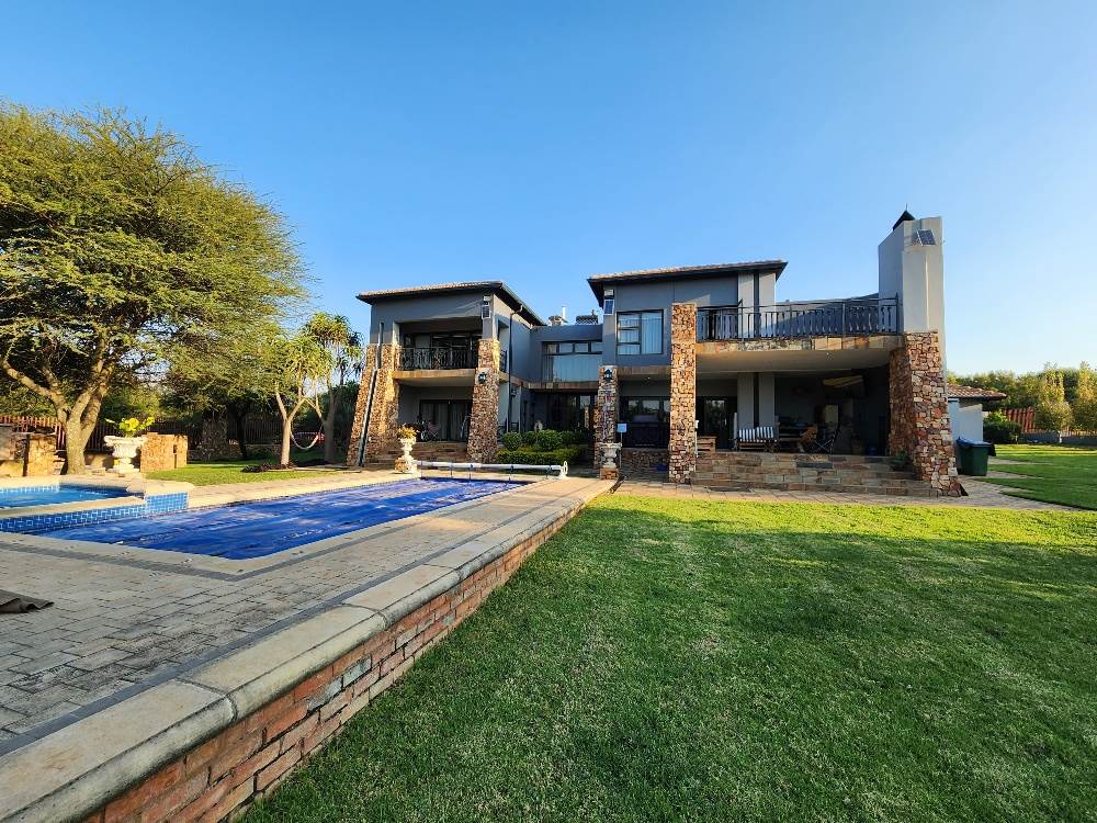 4 Bed House in Leeuwfontein photo number 2