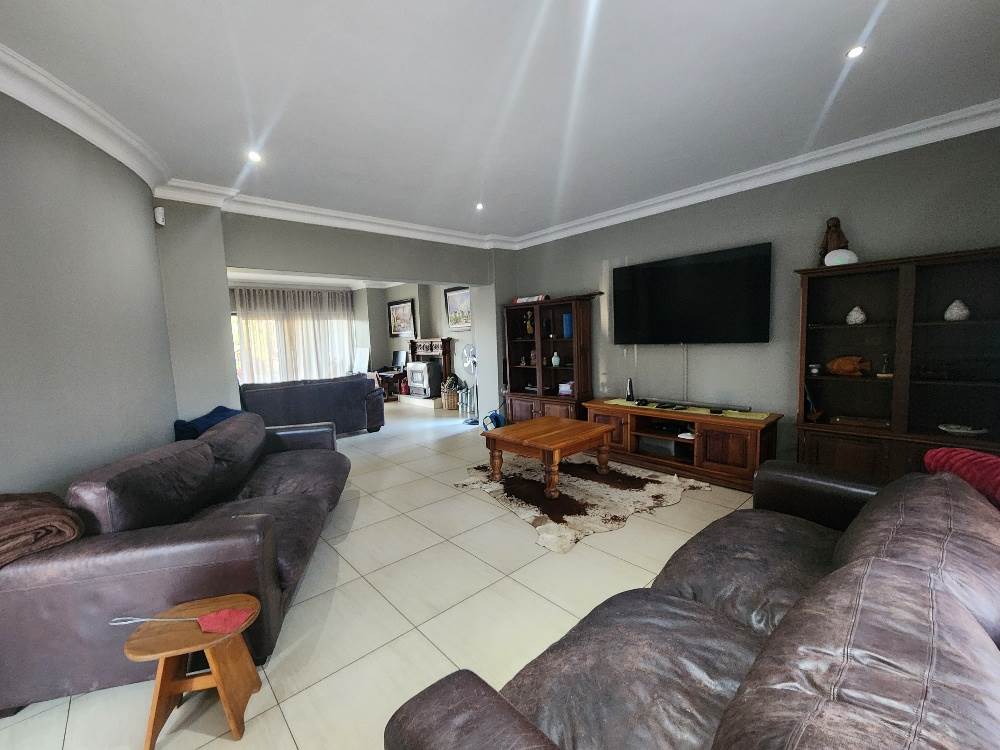 4 Bed House in Leeuwfontein photo number 16
