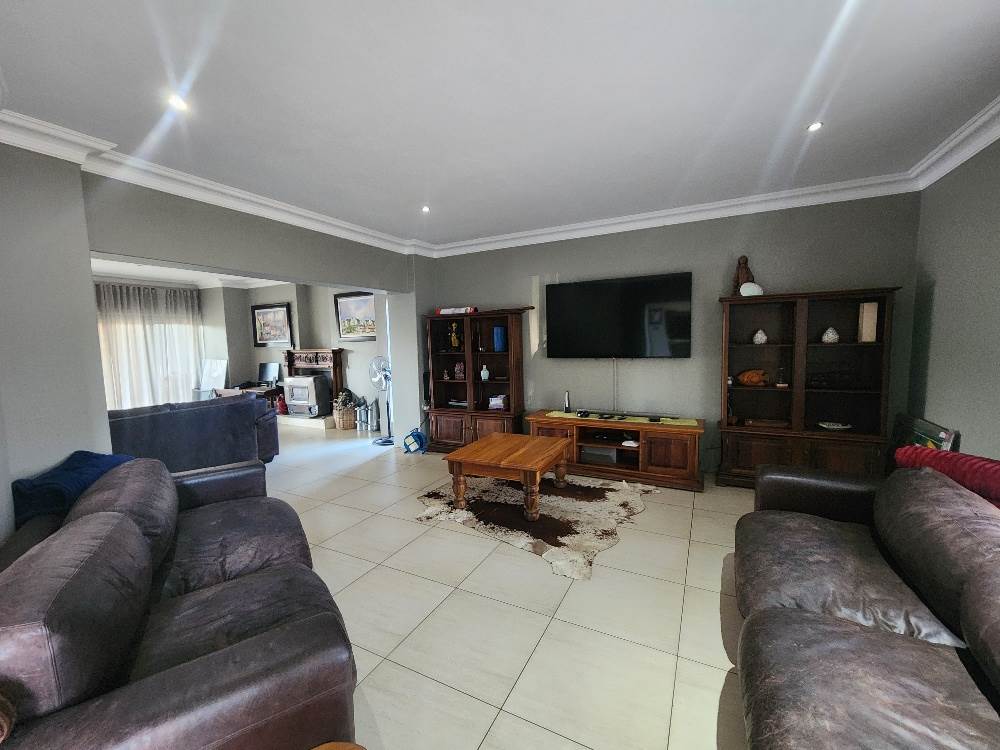 4 Bed House in Leeuwfontein photo number 9