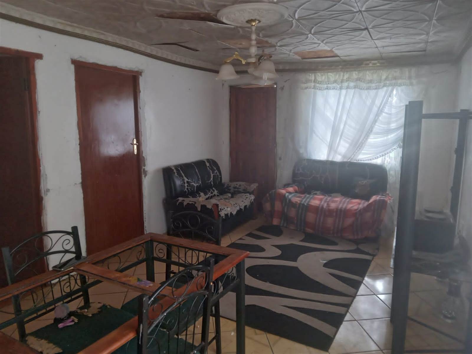 2 Bed House in Kwa Nobuhle photo number 2