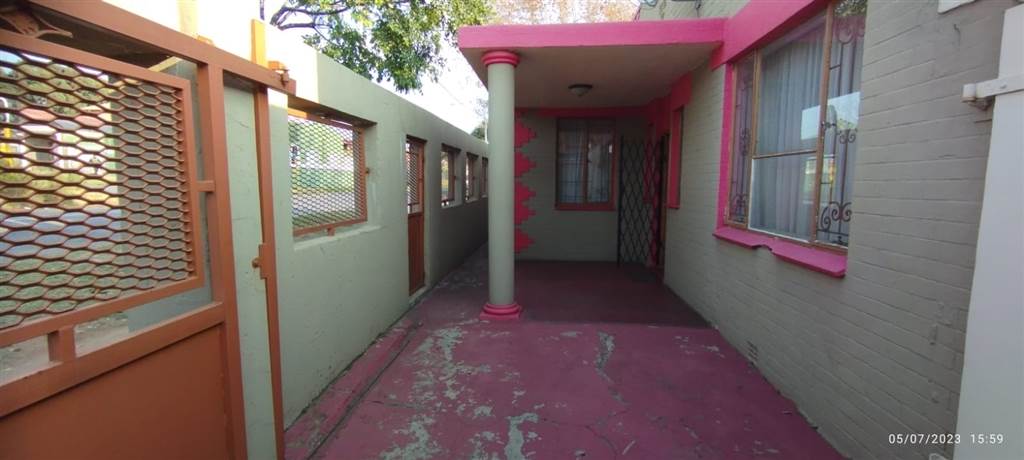 2 Bed House in West Turffontein photo number 4