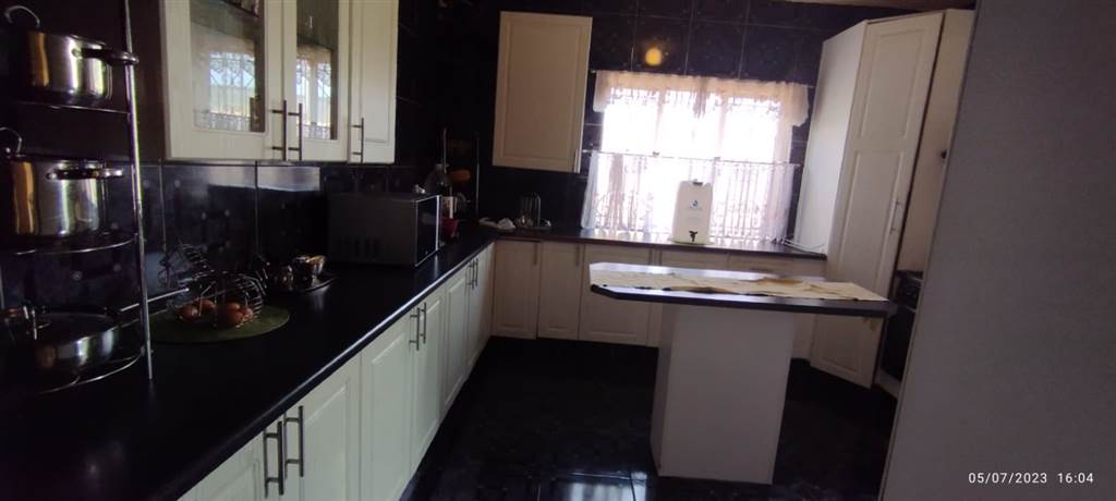 2 Bed House in West Turffontein photo number 11