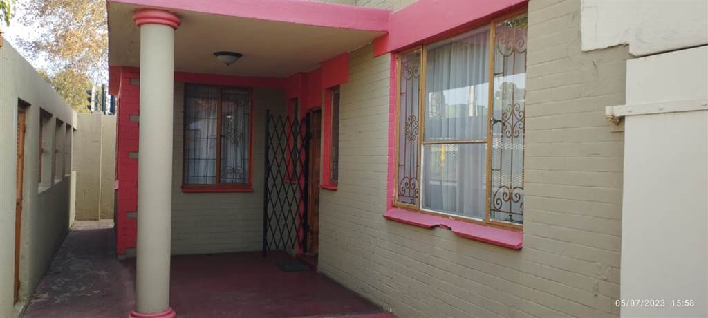 2 Bed House in West Turffontein photo number 2