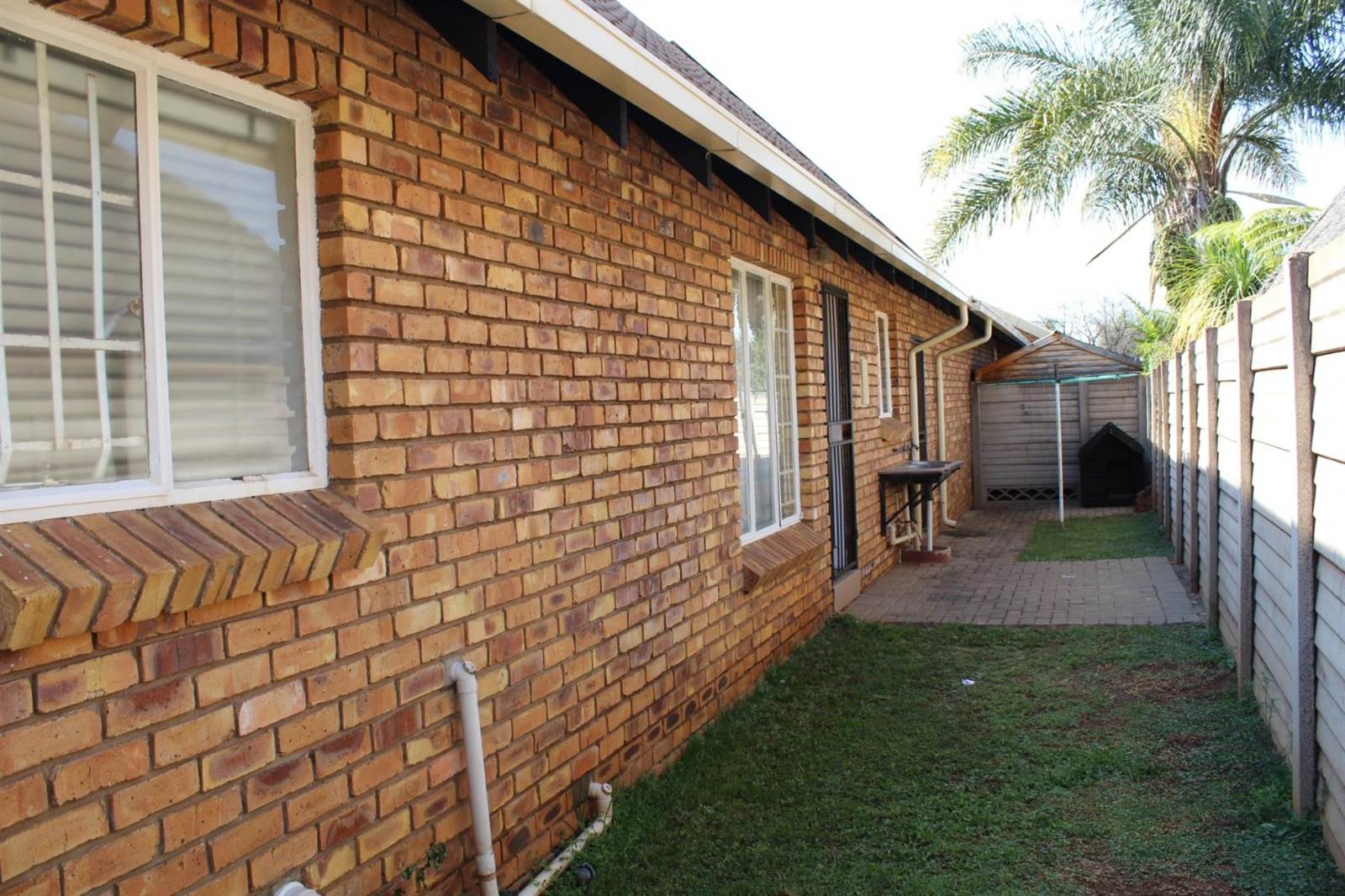 2 Bed Townhouse in Rooihuiskraal North photo number 13