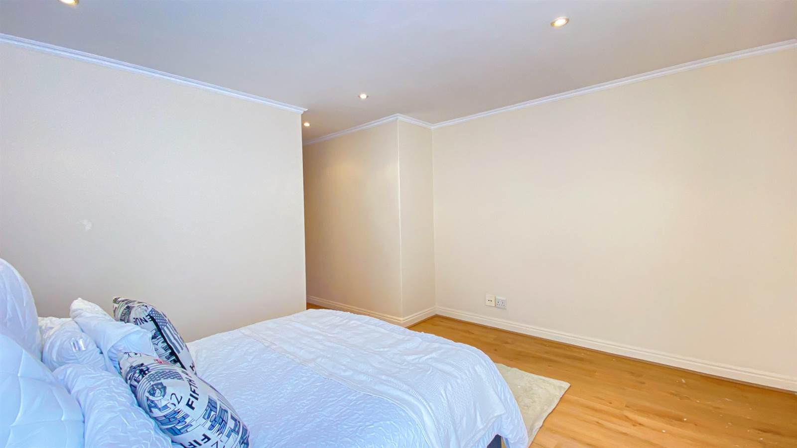 2 Bed Apartment in Sandown photo number 28