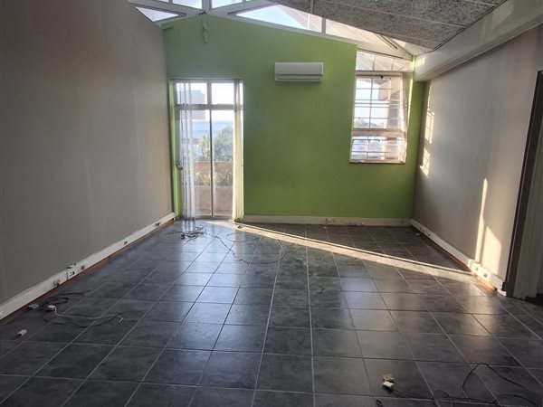65  m² Commercial space