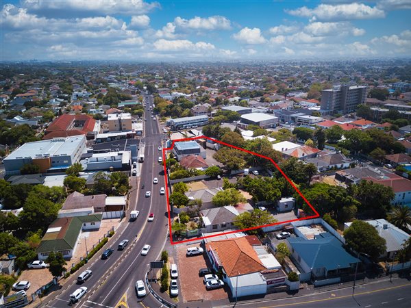 989  m² Commercial space in Claremont