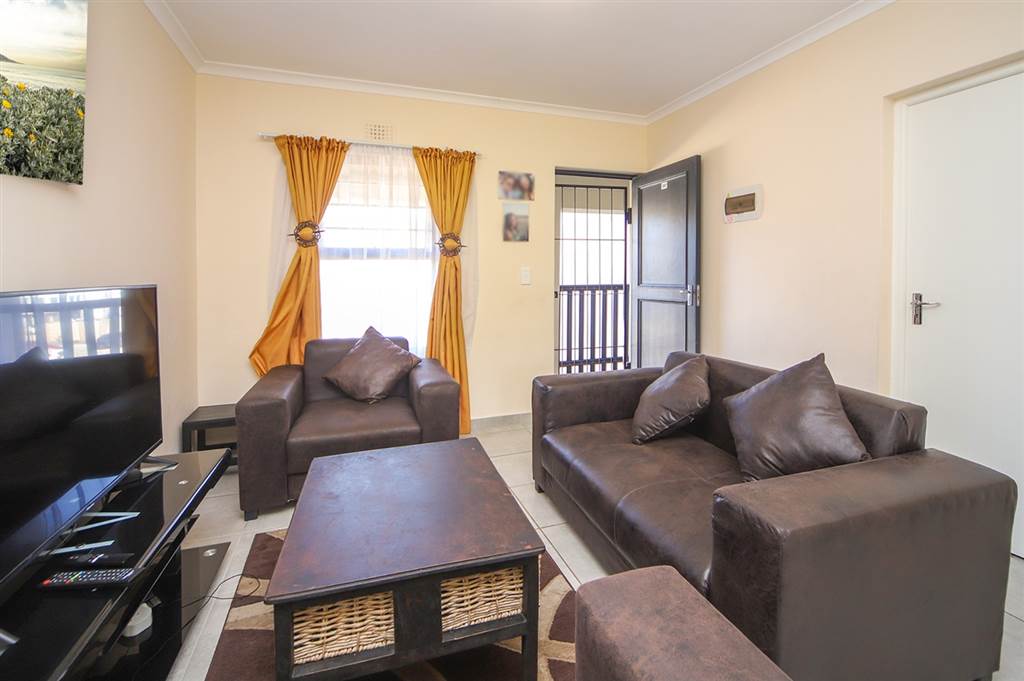 2 Bed Apartment in Parklands photo number 2
