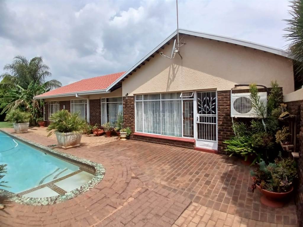 3 Bed House in Wilkoppies photo number 19