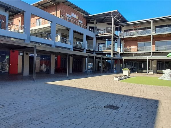 696  m² Retail Space