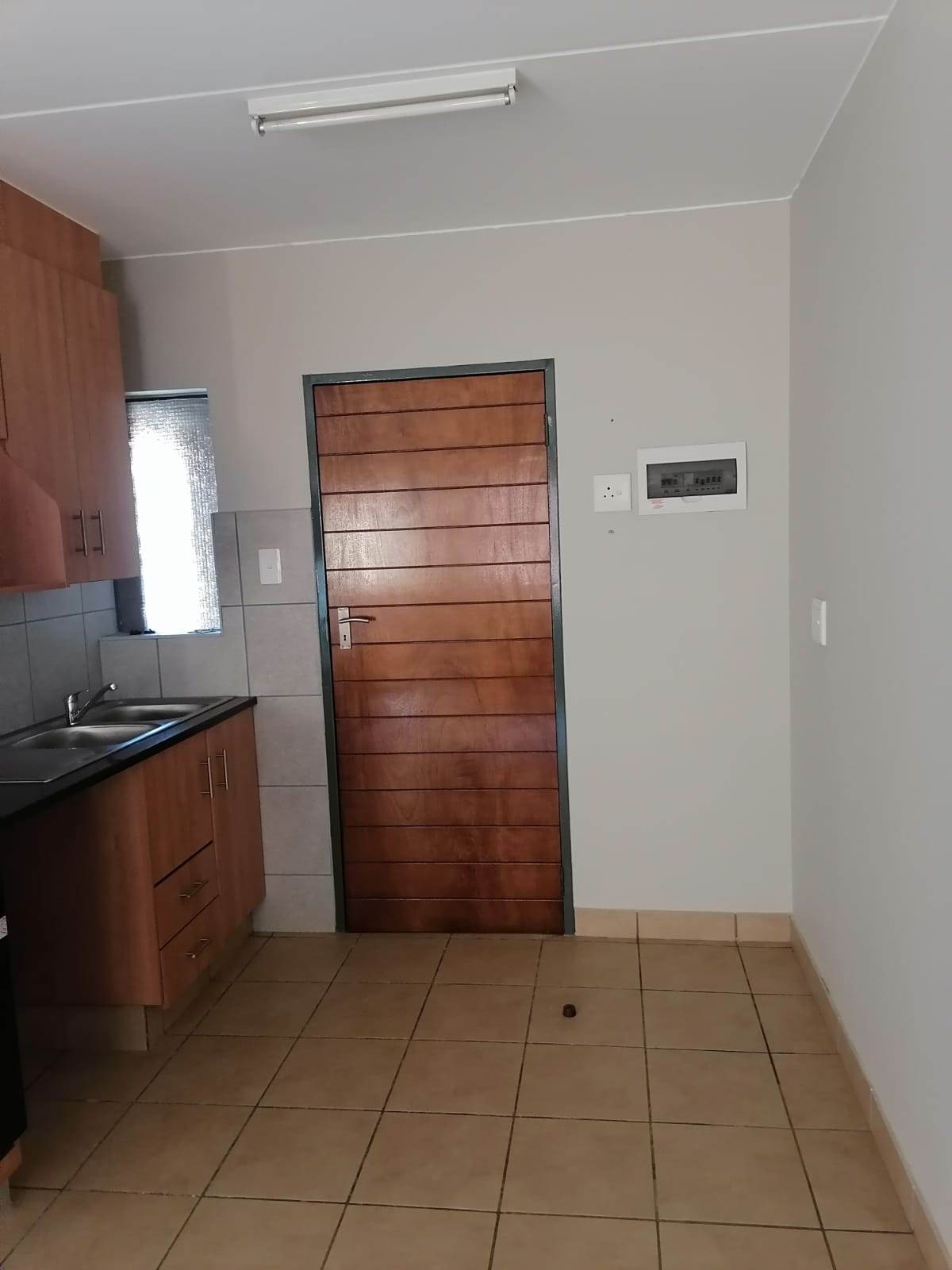 2 Bed Apartment in Glenvista photo number 9