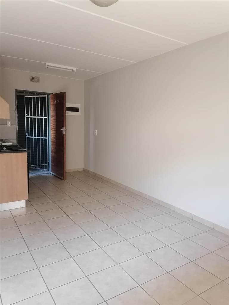 2 Bed Apartment in Glenvista photo number 10