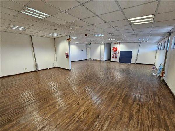 500  m² Office Space in Triangle Farm