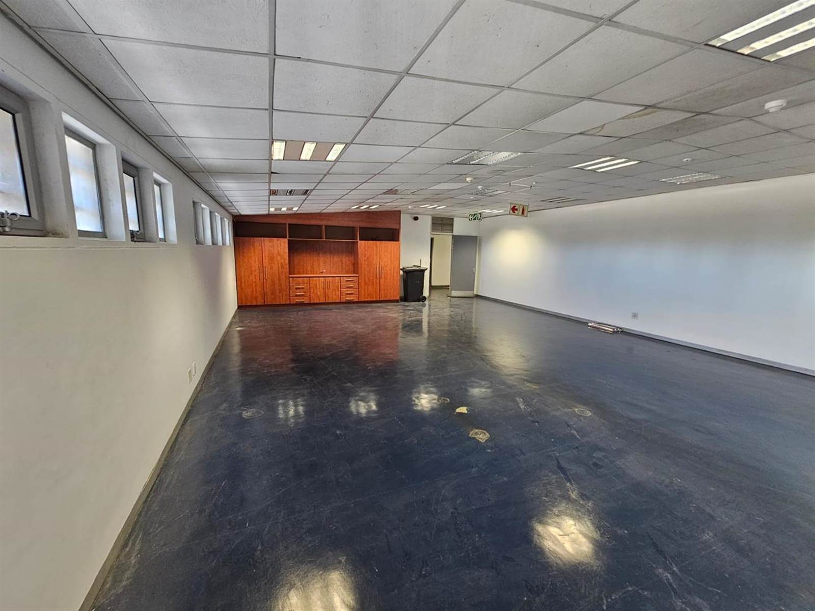 500  m² Office Space in Triangle Farm photo number 18