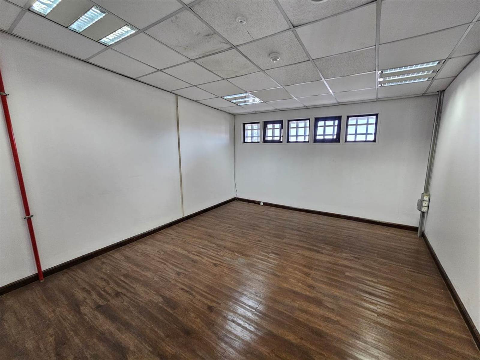 500  m² Office Space in Triangle Farm photo number 10