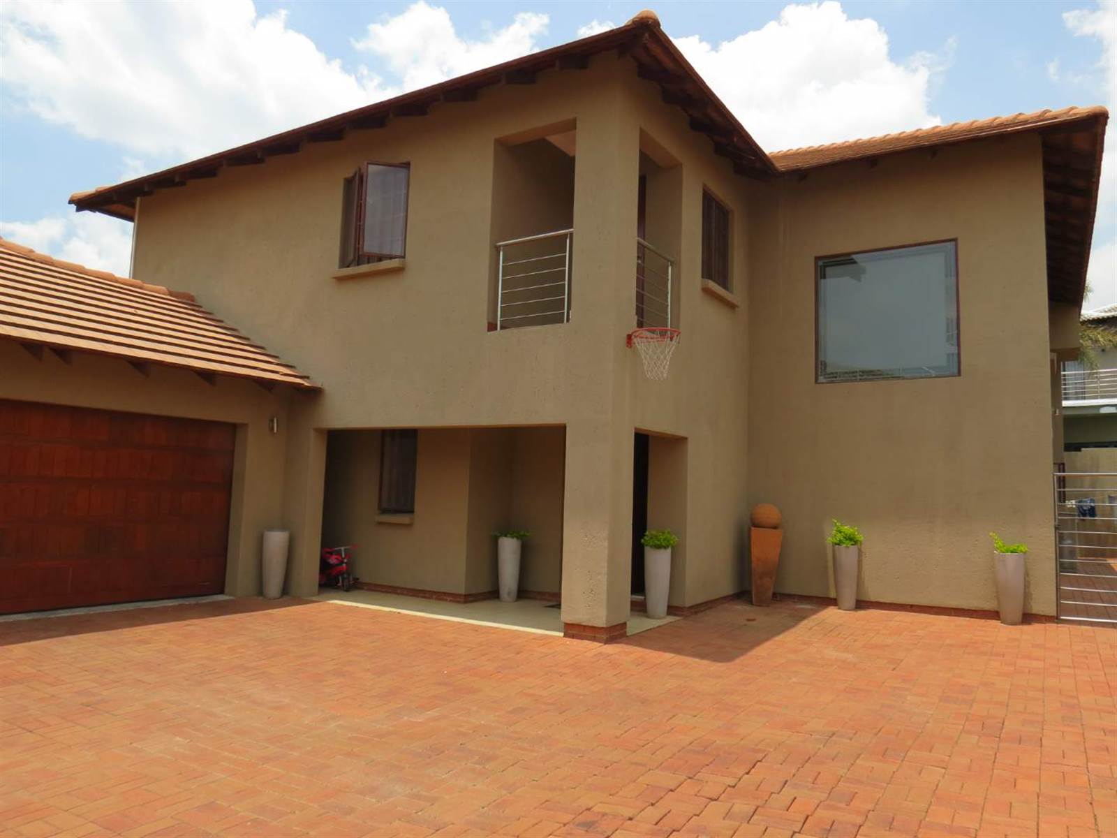 5 Bed House in Greenstone Hill photo number 3