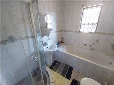 3 Bed House in Southernwood photo number 11
