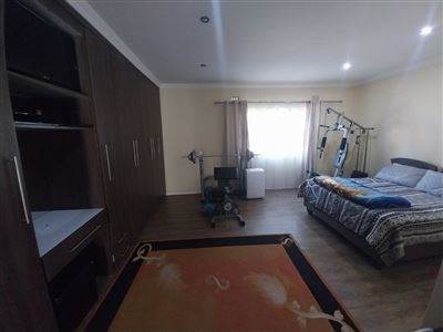 3 Bed House in Southernwood photo number 6