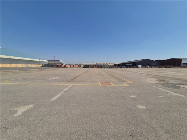 8 000  m² Industrial space