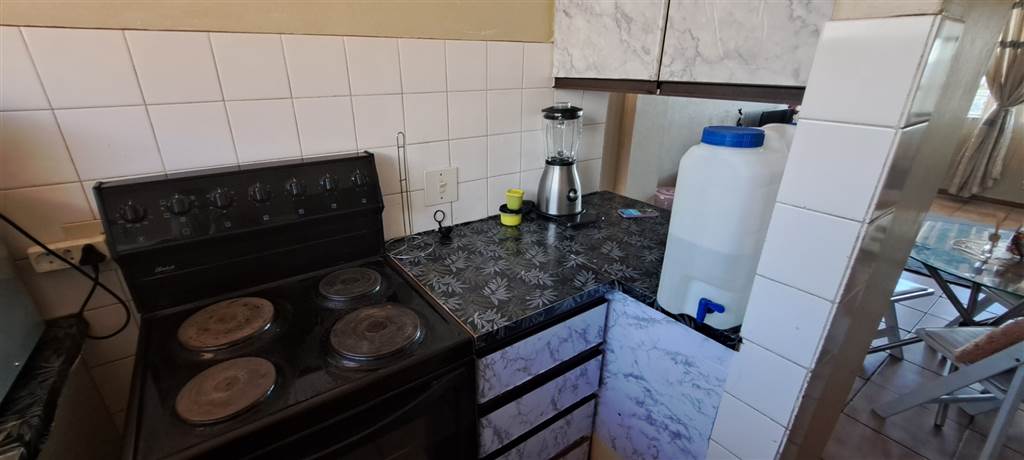 1.5 Bed Flat in Gezina photo number 12