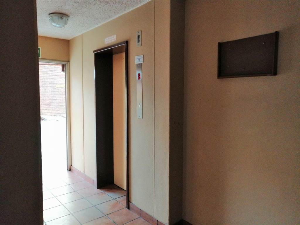 1.5 Bed Flat in Gezina photo number 19