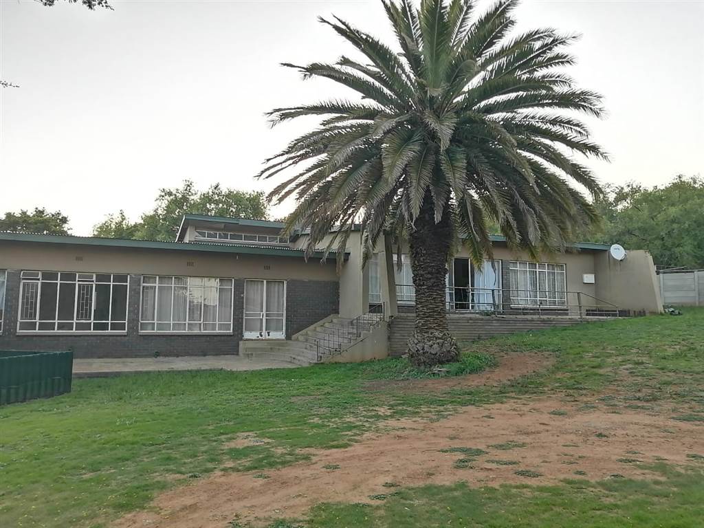 4 Bed House in Oudorp photo number 2