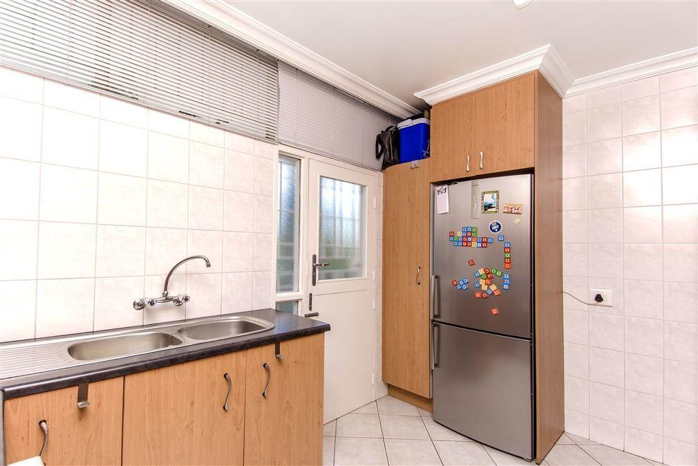 3 Bed Apartment in Benmore Gardens photo number 14