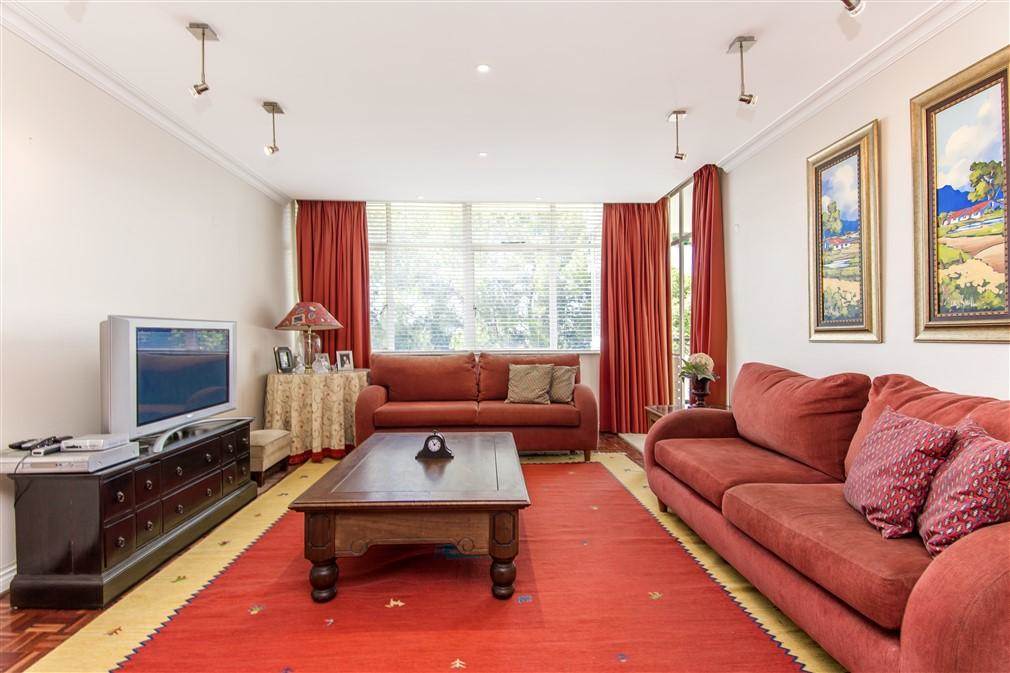 3 Bed Apartment in Benmore Gardens photo number 6