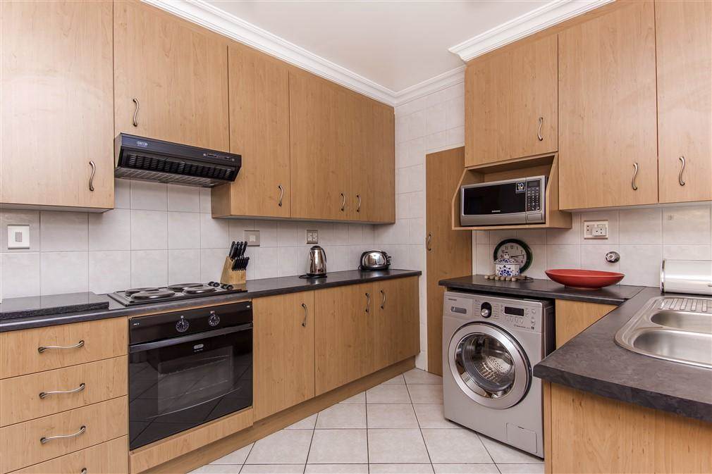 3 Bed Apartment in Benmore Gardens photo number 11