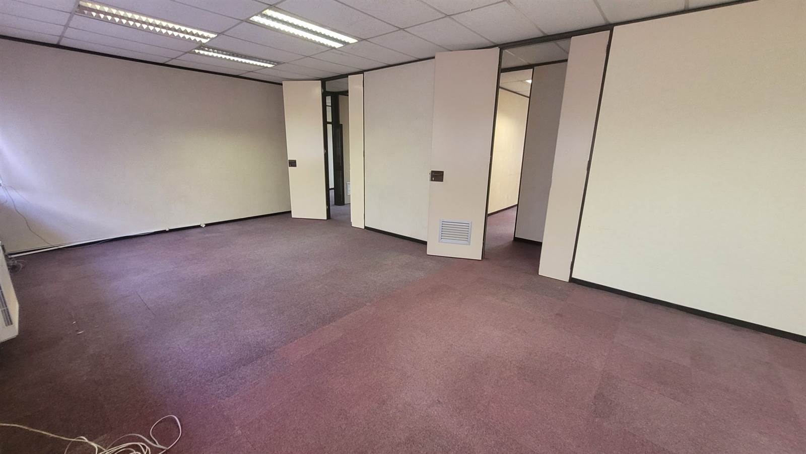 190  m² Office Space in La Montagne photo number 4