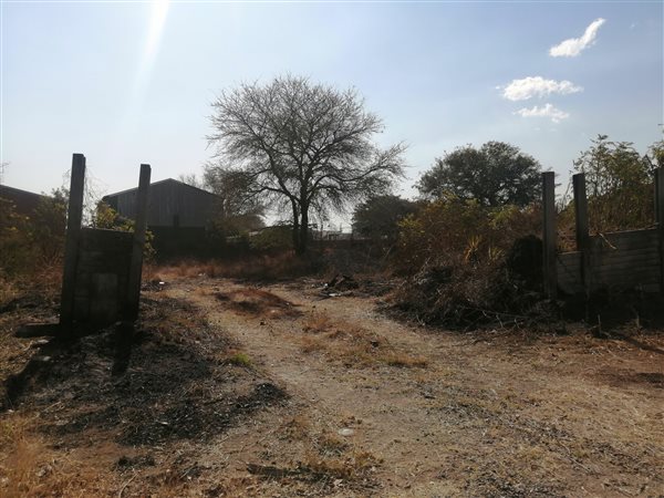 2 300 m² Land 2 300 m² Land