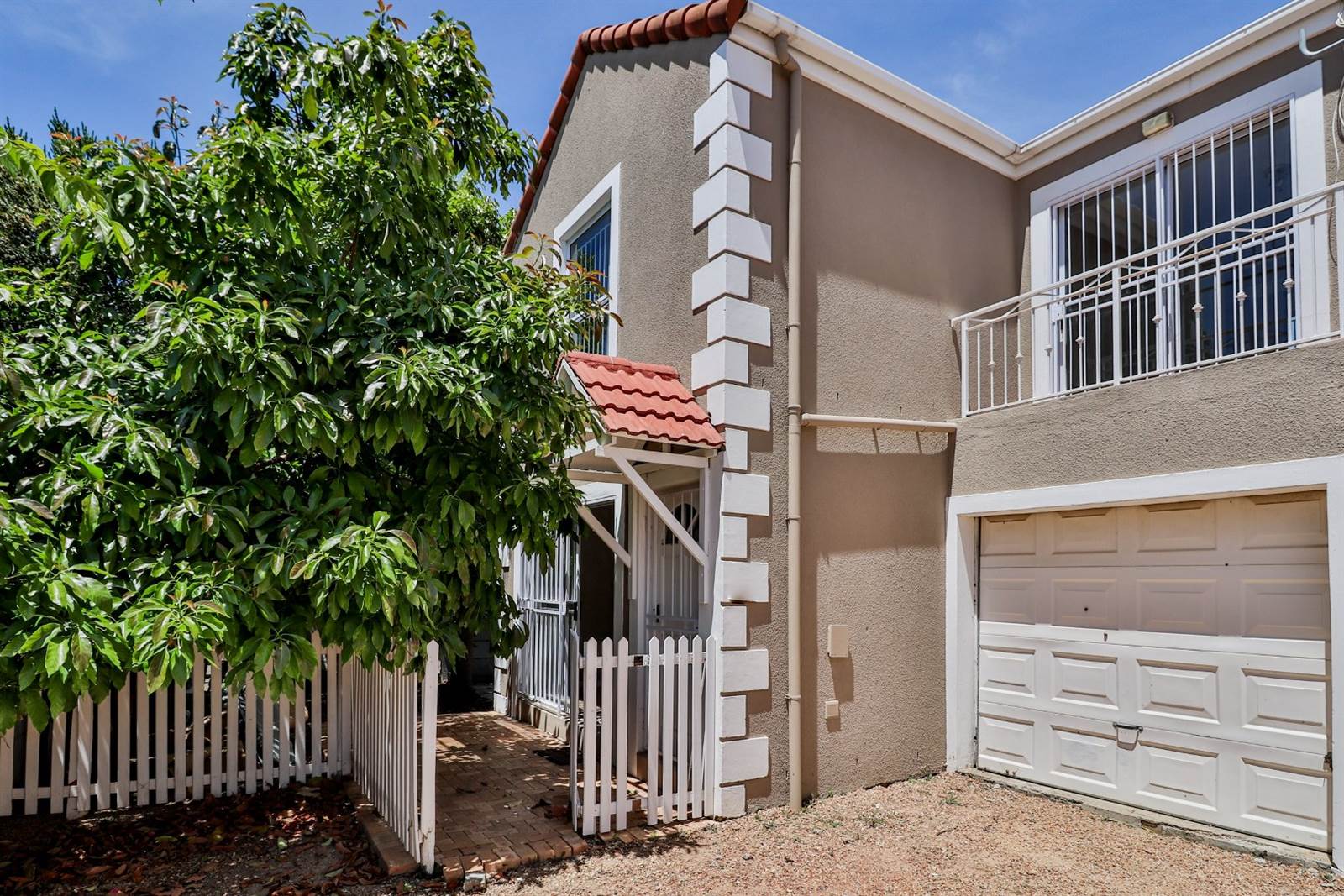3 Bed Townhouse in Somerset West Central photo number 3