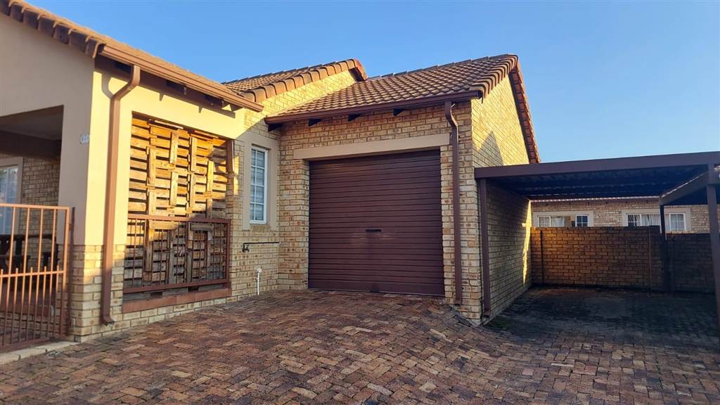 3 Bed Townhouse in Sasolburg photo number 1