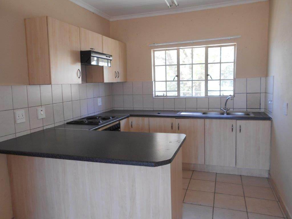 2 Bed Apartment in Waterval East photo number 7