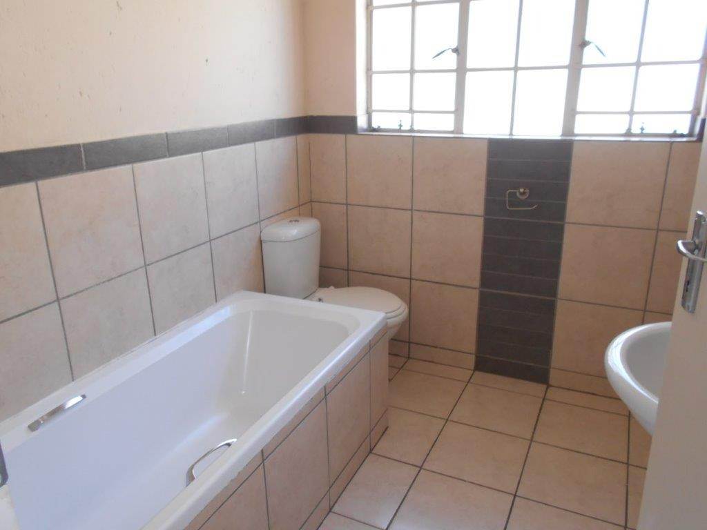 2 Bed Apartment in Waterval East photo number 9
