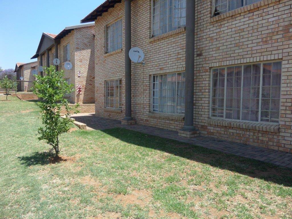 2 Bed Apartment in Waterval East photo number 14