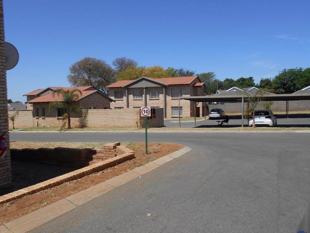 2 Bed Apartment in Waterval East photo number 17