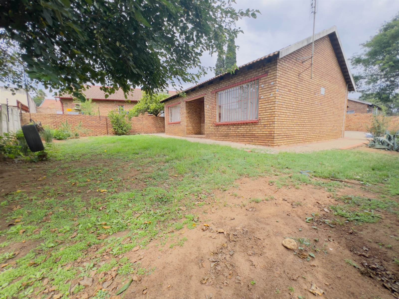 2 Bed Townhouse in Witbank Central photo number 4