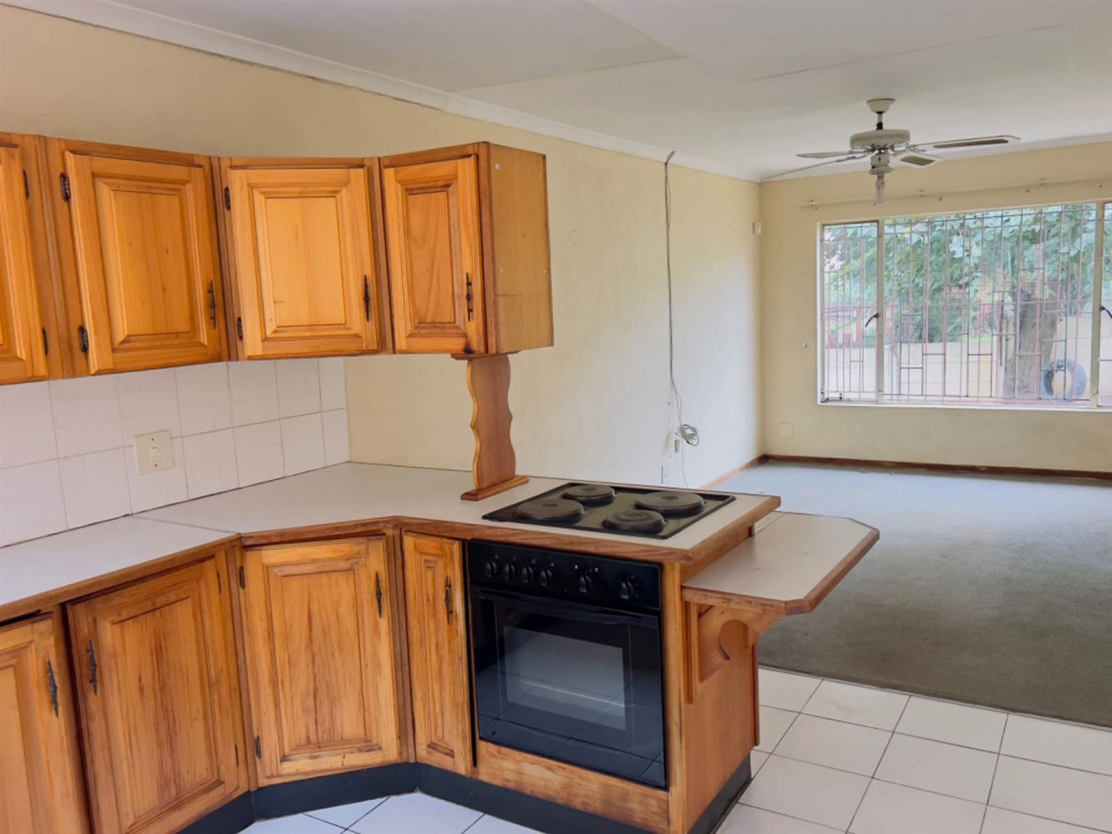 2 Bed Townhouse in Witbank Central photo number 12