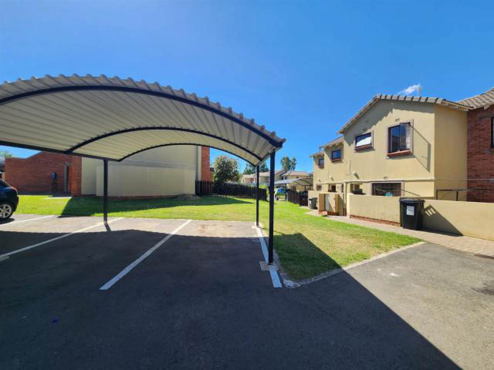 2 Bed Townhouse in Bloemfontein photo number 16