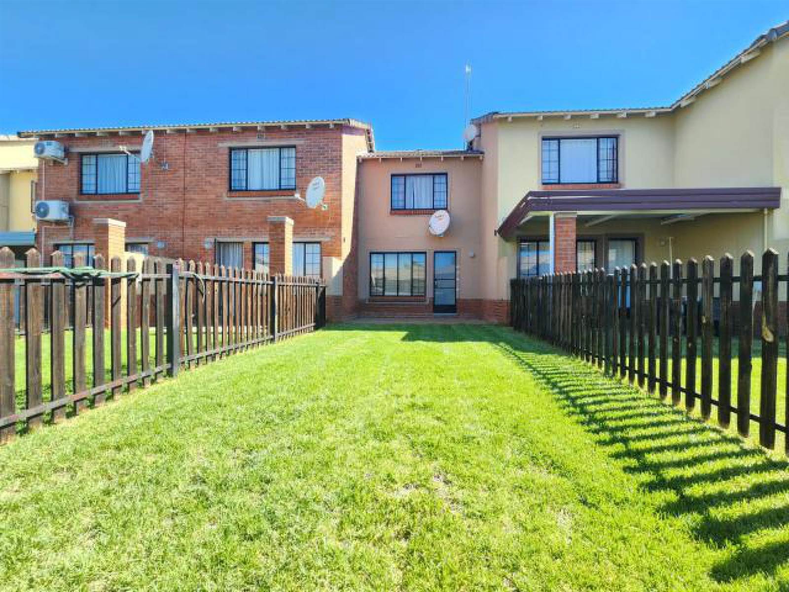 2 Bed Townhouse in Bloemfontein photo number 3