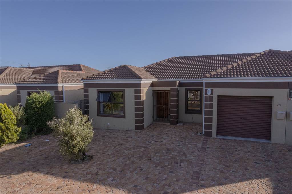 2 Bed House in Brackenfell Central photo number 2