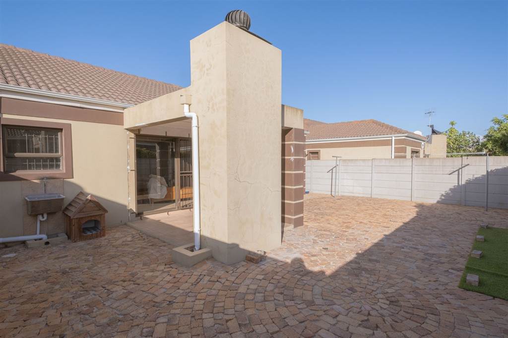 2 Bed House in Brackenfell Central photo number 27