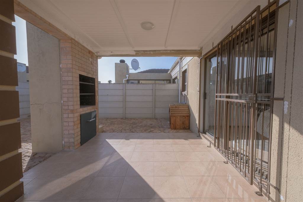 2 Bed House in Brackenfell Central photo number 29