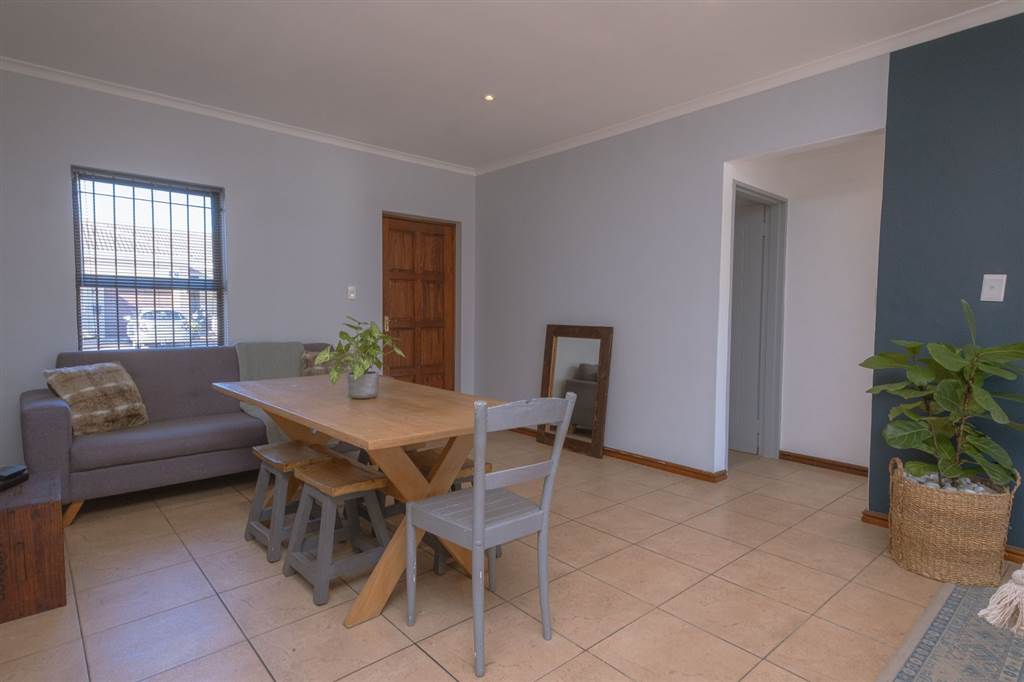 2 Bed House in Brackenfell Central photo number 8