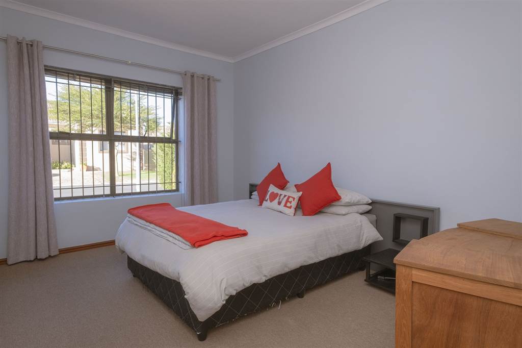 2 Bed House in Brackenfell Central photo number 14