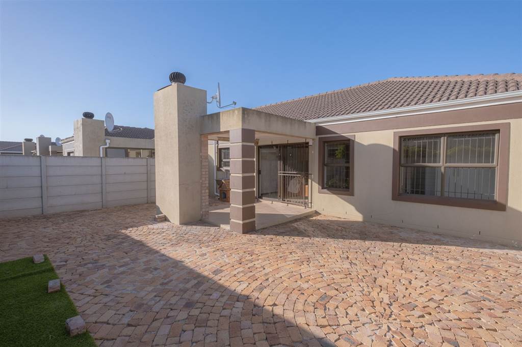 2 Bed House in Brackenfell Central photo number 28